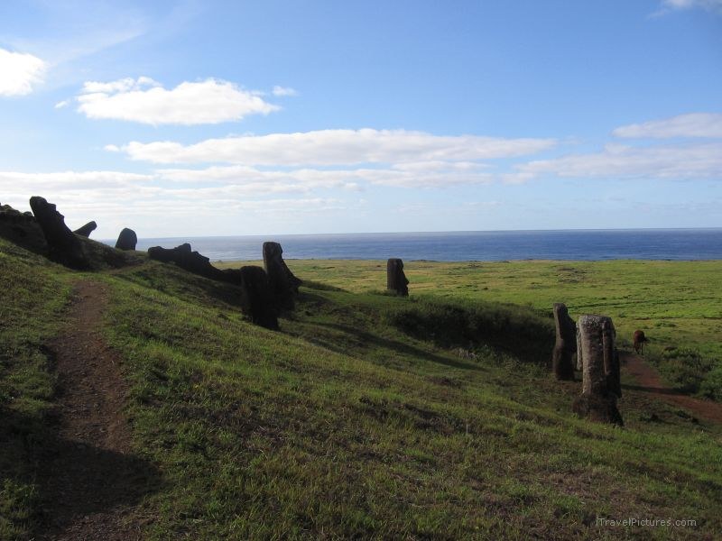 moai Rano Raraku path trail
